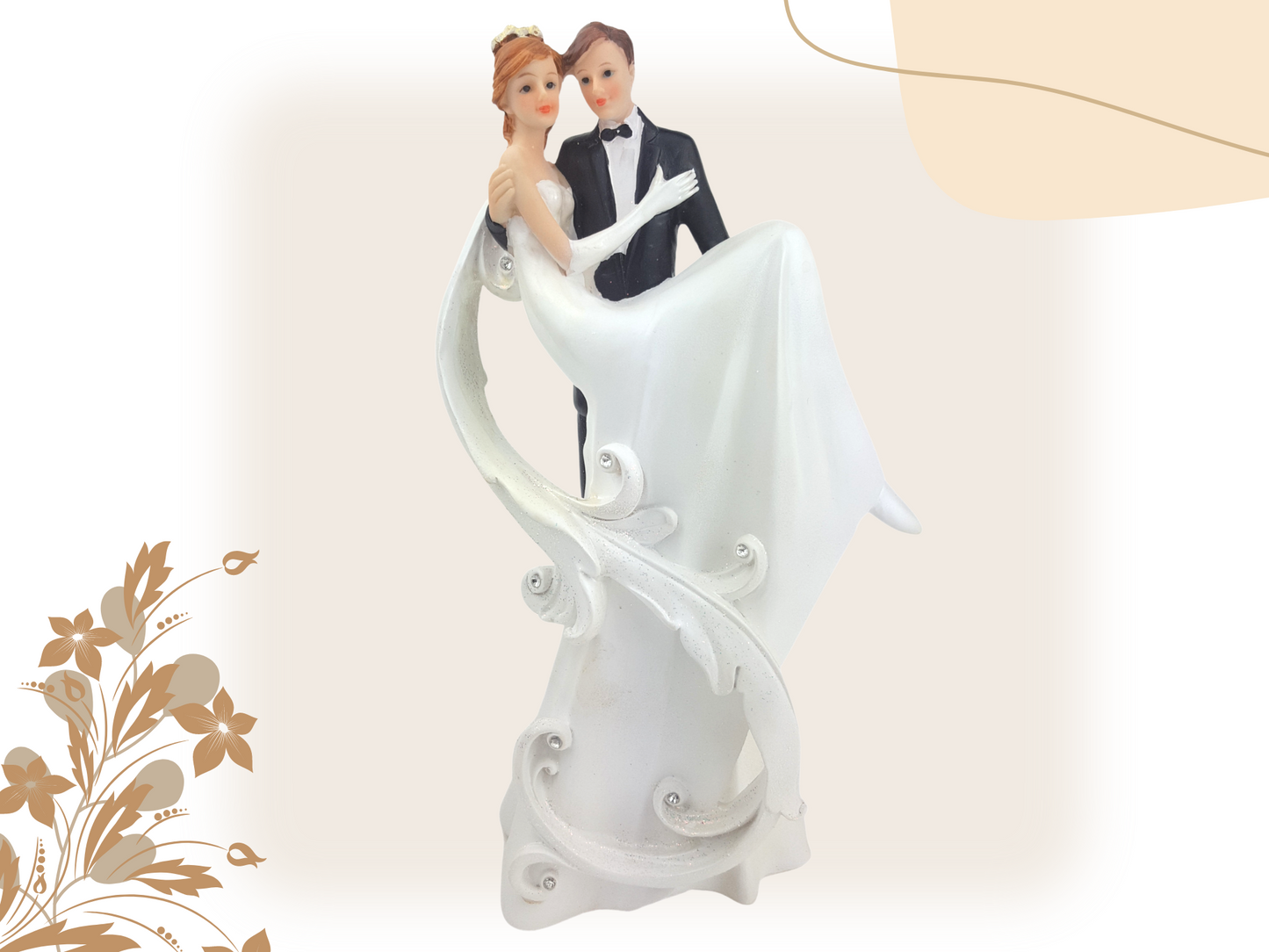 Deko Figur zur Hochzeit hebt Braut