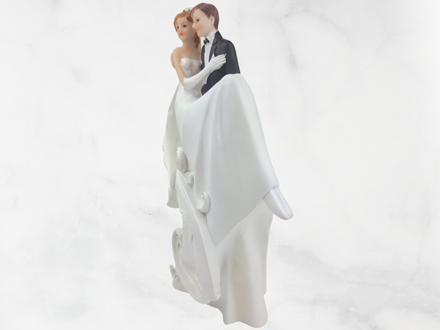 Deko Figur zur Hochzeit hebt Braut