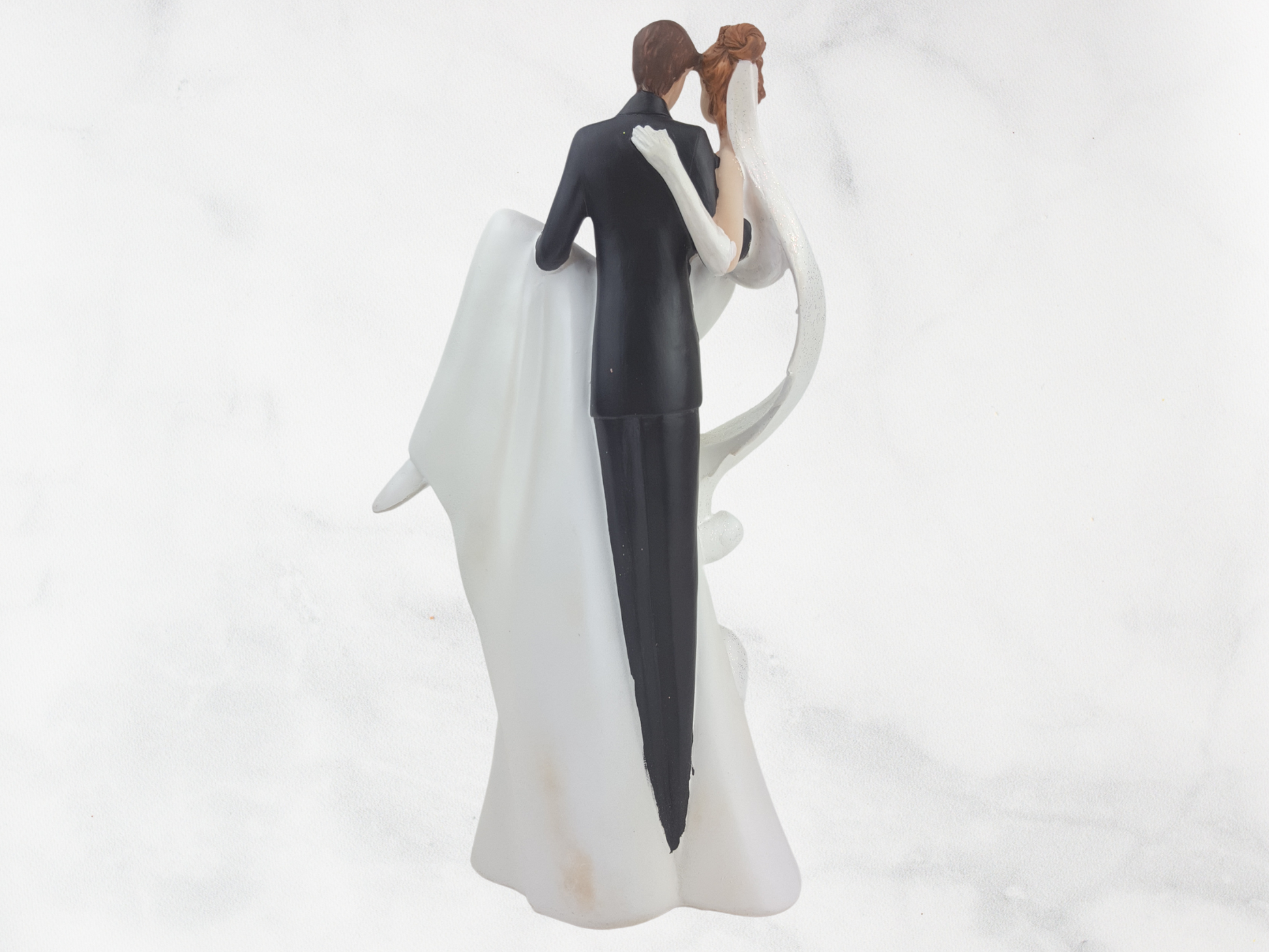 Deko Figur zur Hochzeit hebt Braut