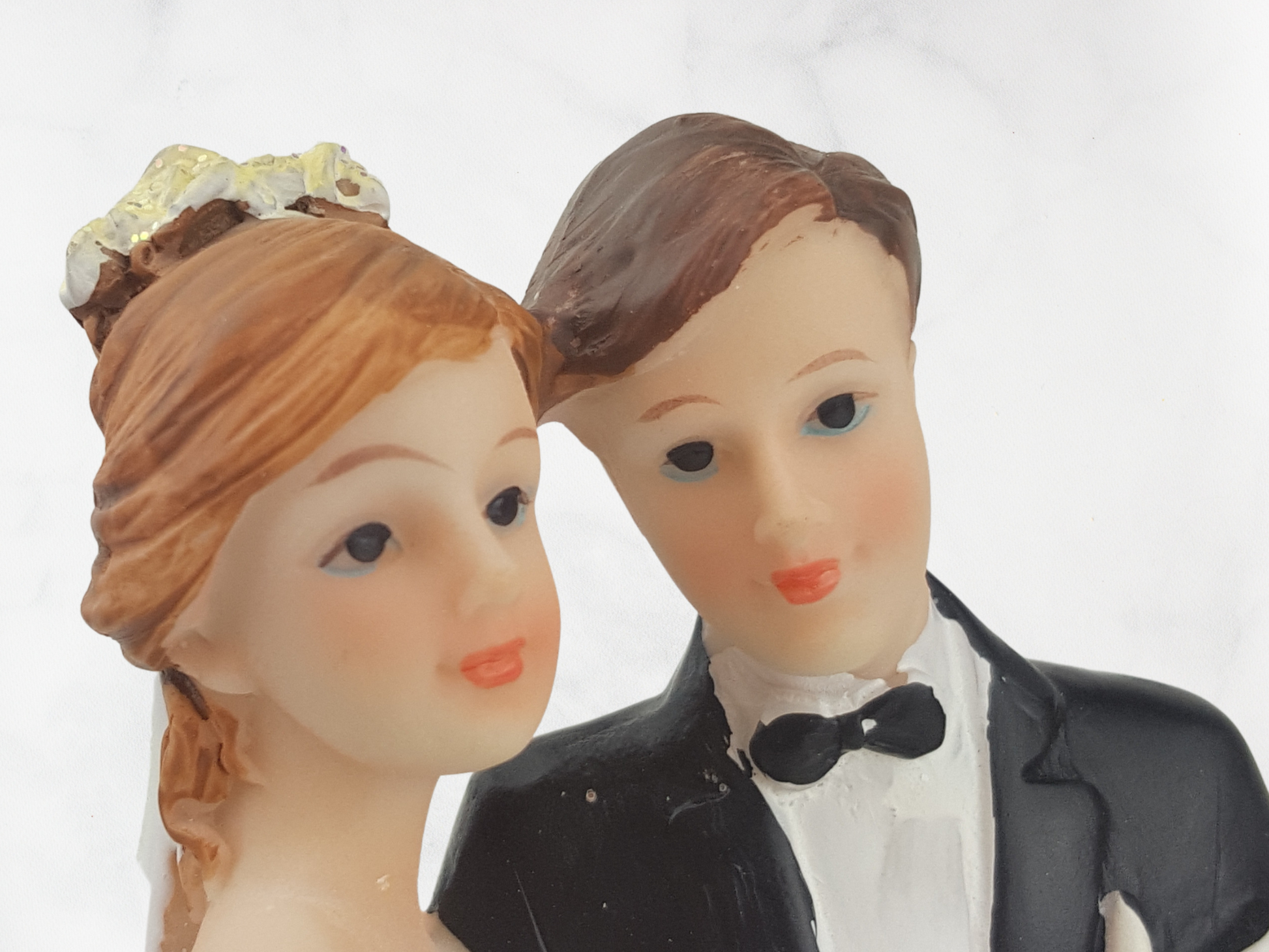 Deko Figur zur Hochzeit hebt Braut