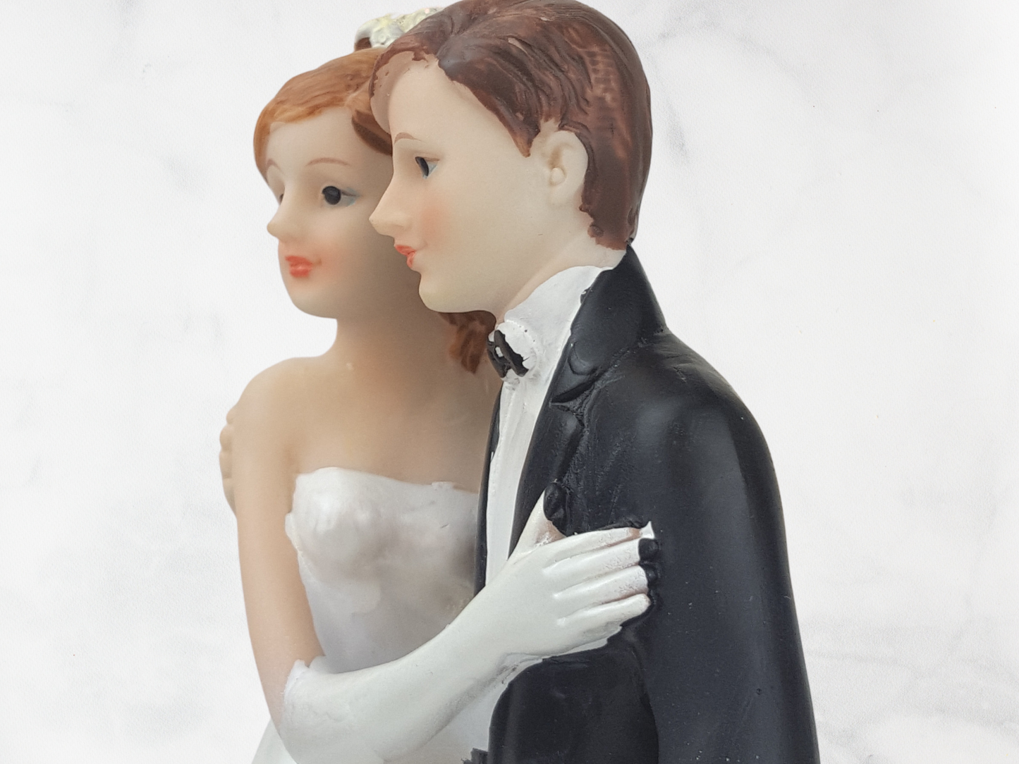 Deko Figur zur Hochzeit hebt Braut