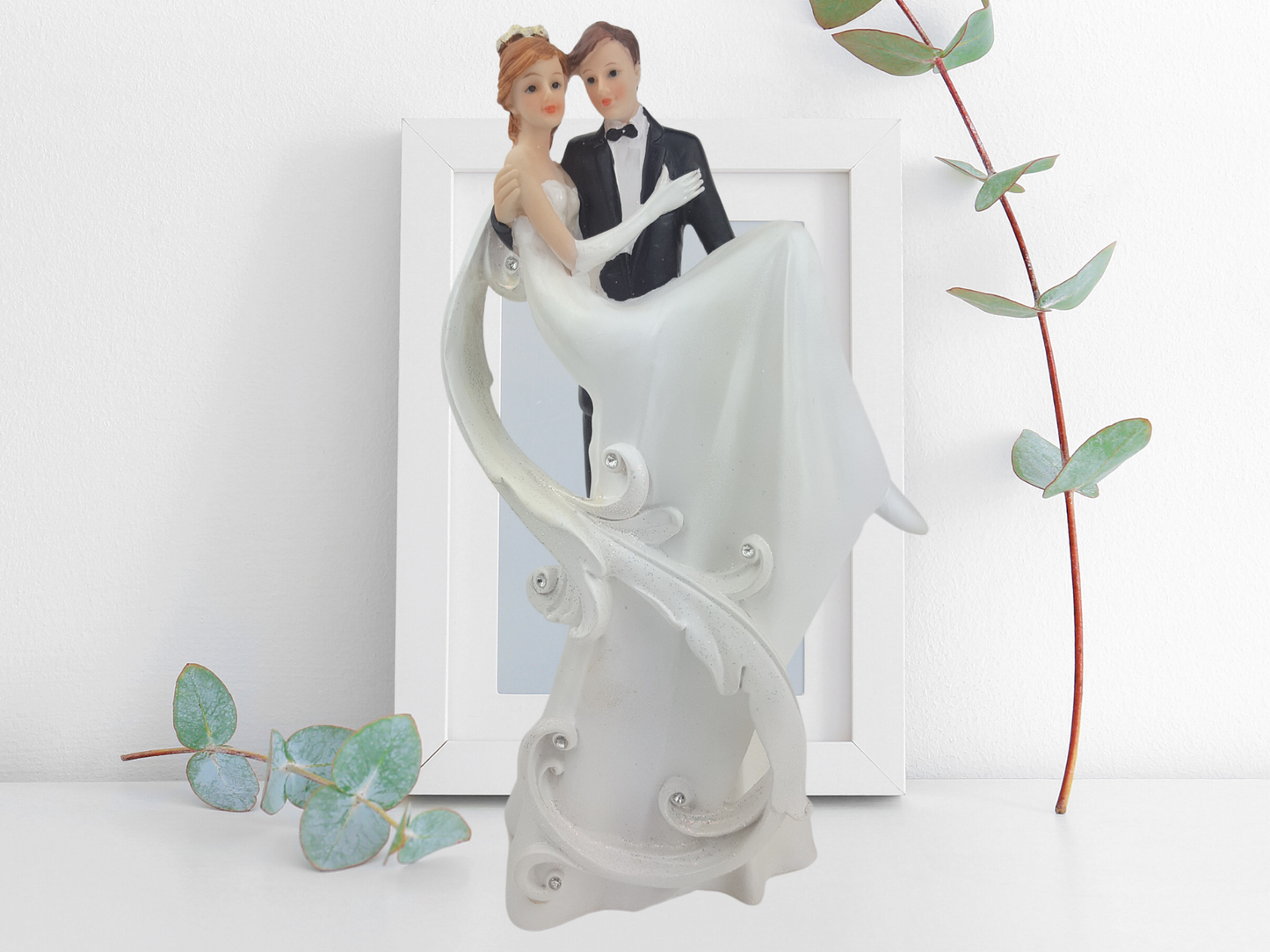 Deko Figur zur Hochzeit hebt Braut