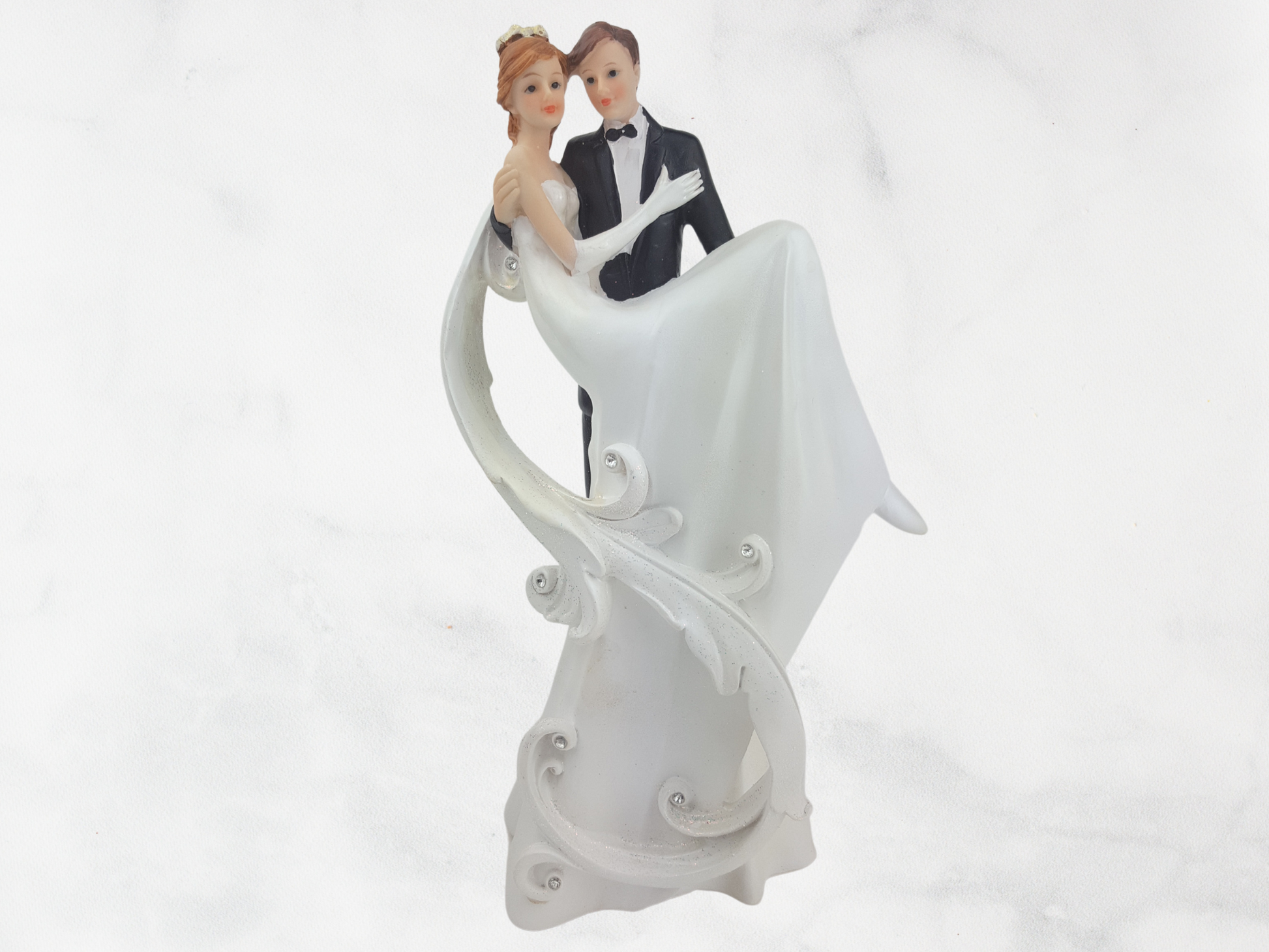 Deko Figur zur Hochzeit hebt Braut