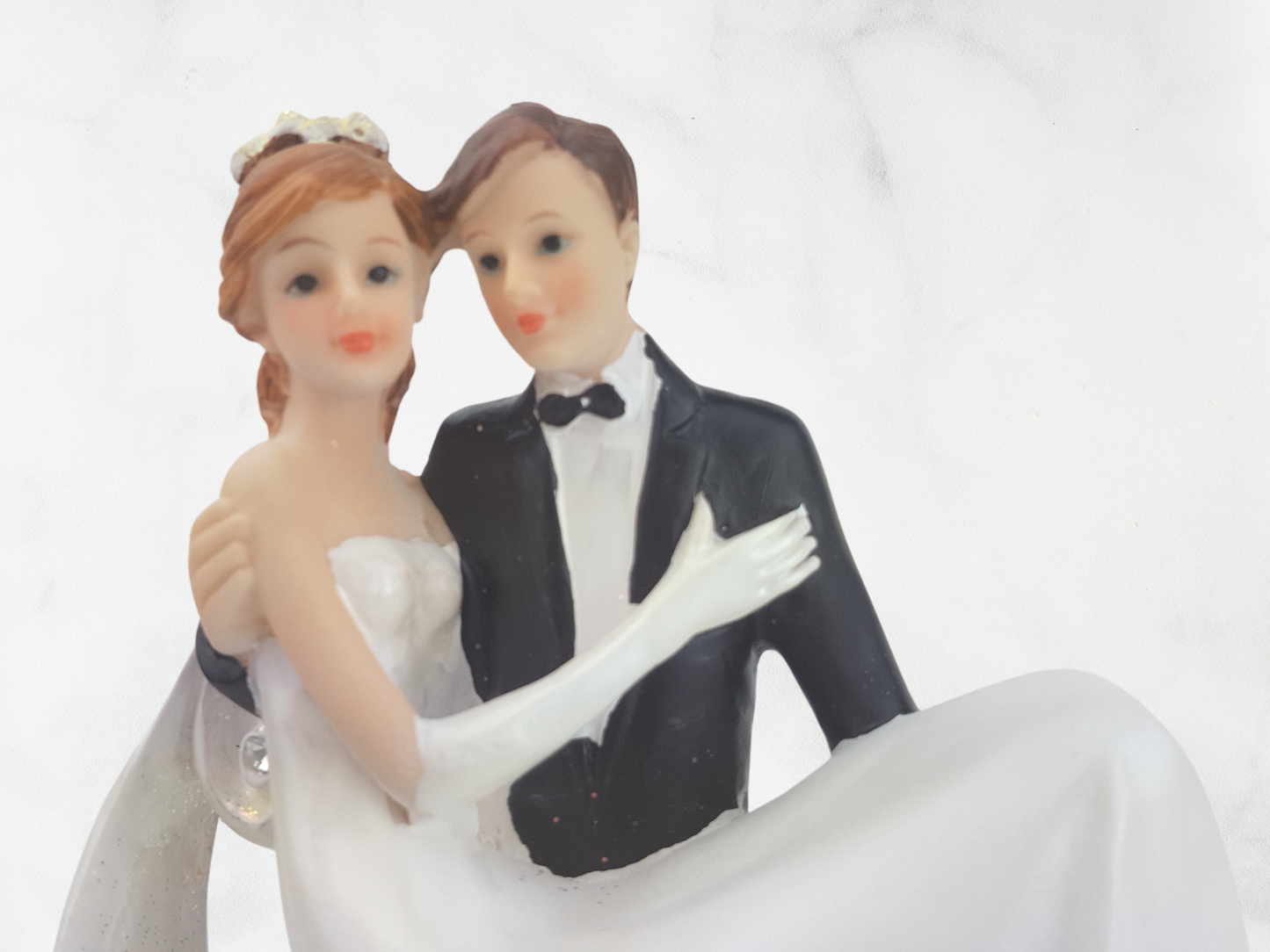 Deko Figur zur Hochzeit hebt Braut