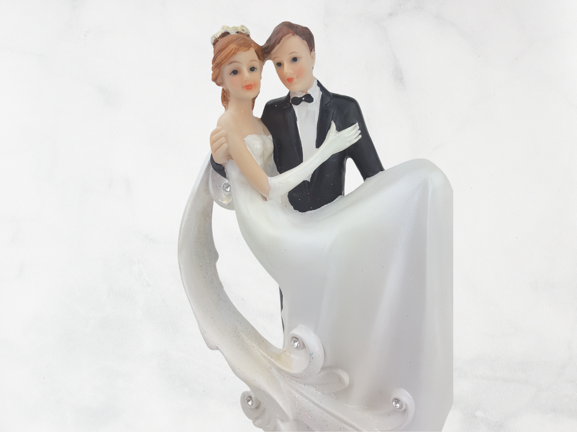 Deko Figur zur Hochzeit hebt Braut