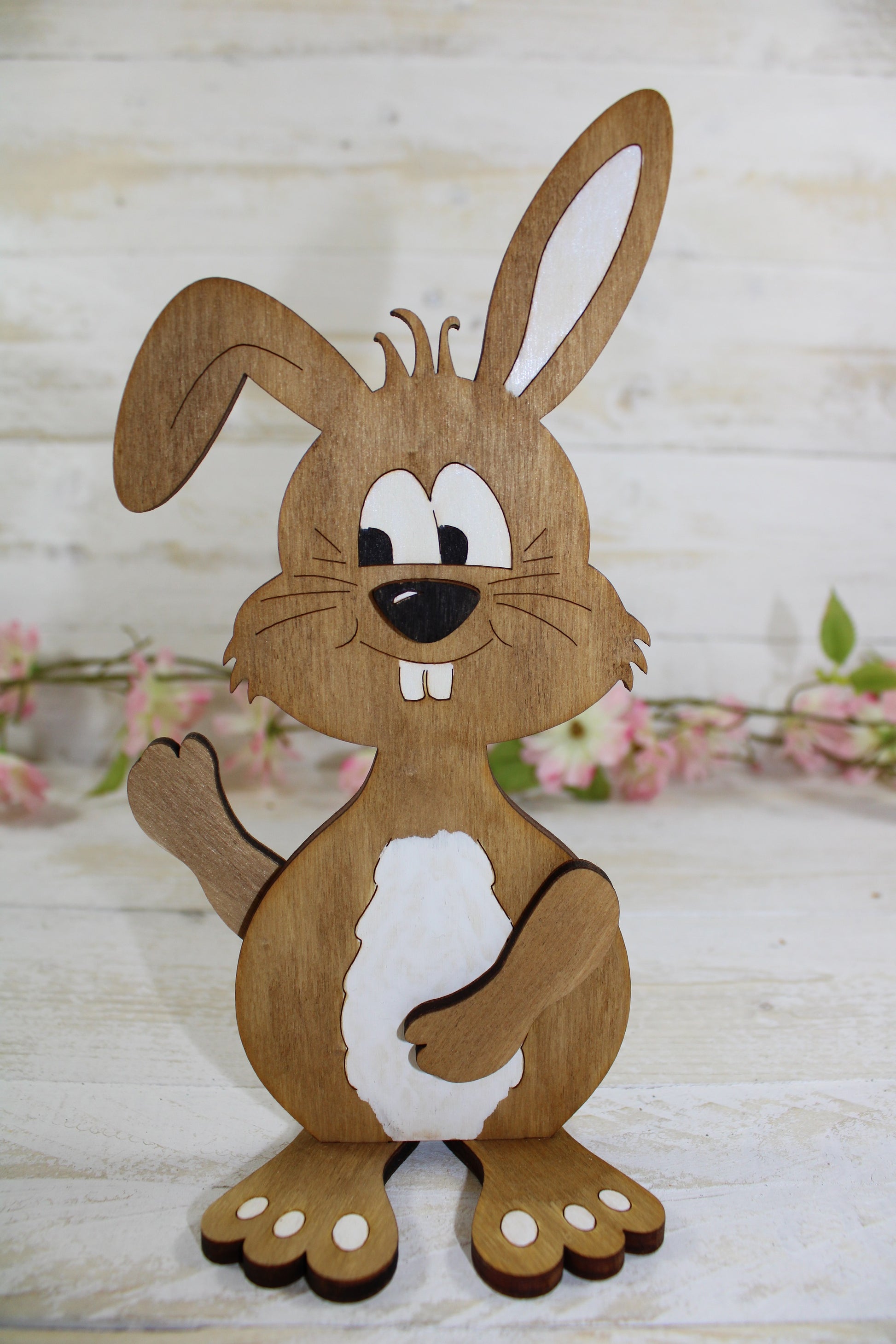 Osterhase 20cm aus Holz in mittelbraun Blick rechts